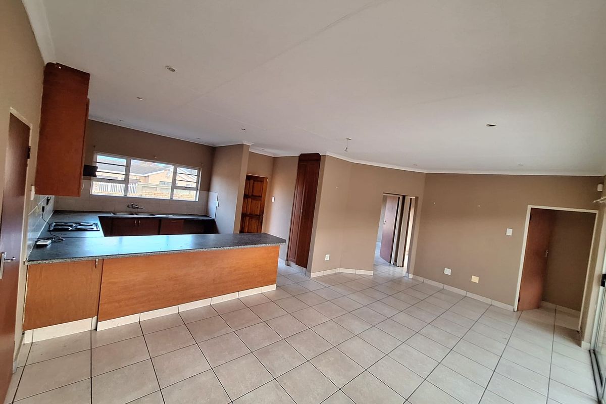 Spacious Family Home with Pet-Friendly Yard - Photo 5