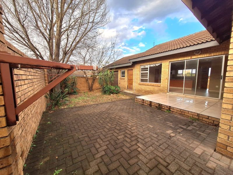 Spacious Family Home with Pet-Friendly Yard - Photo 2