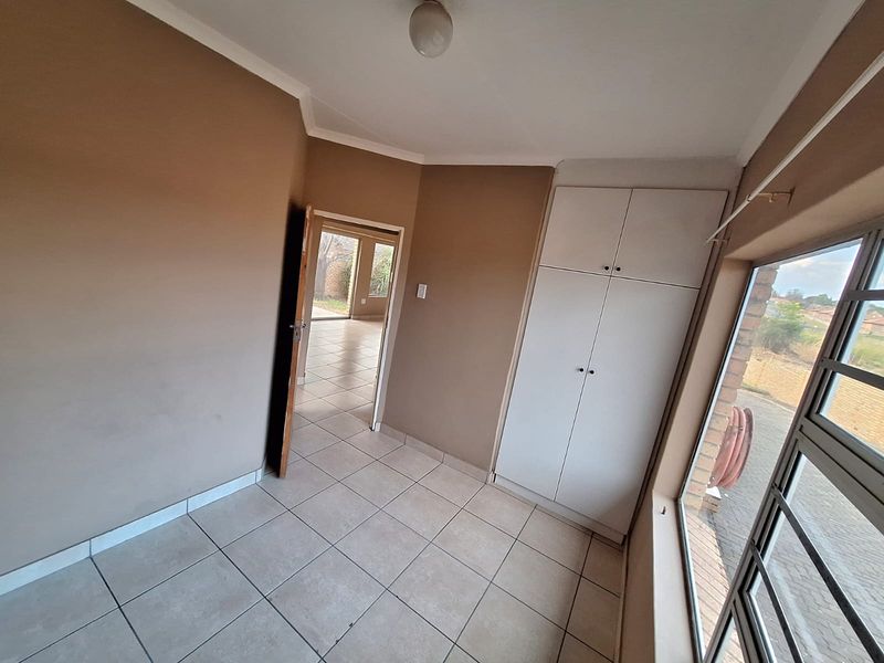 Spacious Family Home with Pet-Friendly Yard - Photo 7