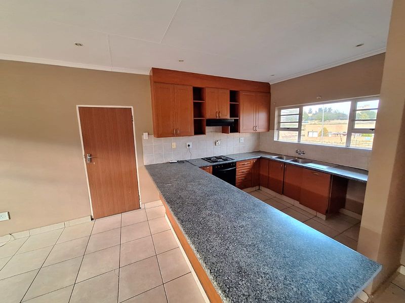 Spacious Family Home with Pet-Friendly Yard - Photo 3