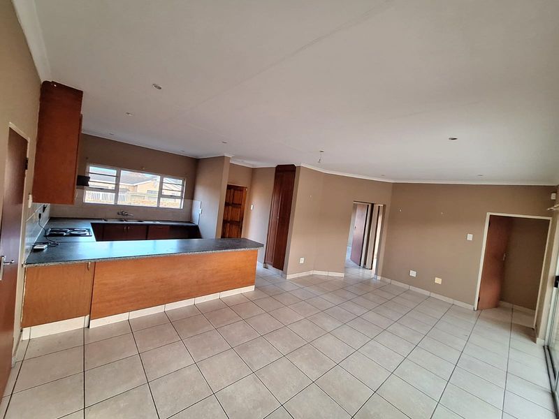 Spacious Family Home with Pet-Friendly Yard - Photo 5