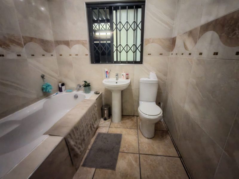 4 Bedroom house for Sale in Sasolburg Ext 11 - Photo 10