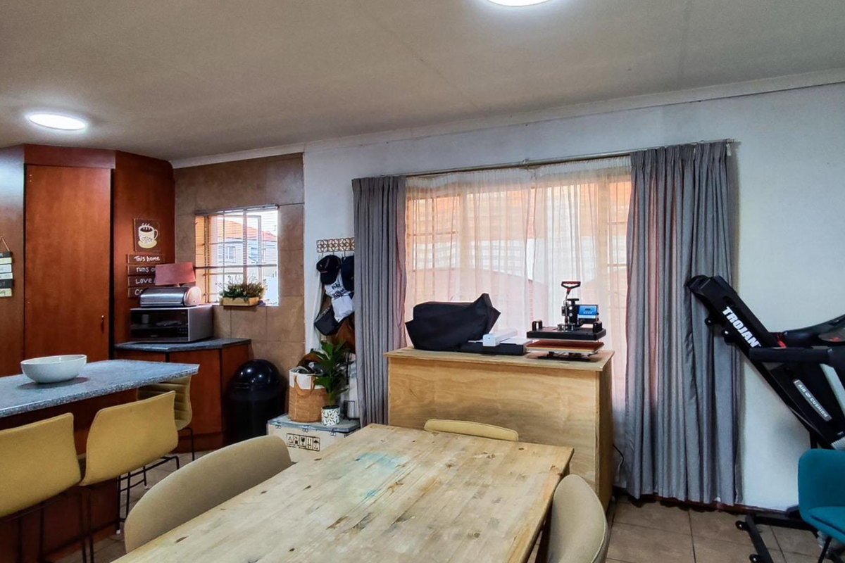 Modern 3 Bedroom Townhouse with Exceptional Entertainment Space in Glen Marais - Photo 5