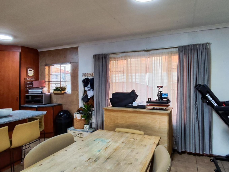 Modern 3 Bedroom Townhouse with Exceptional Entertainment Space in Glen Marais - Photo 5