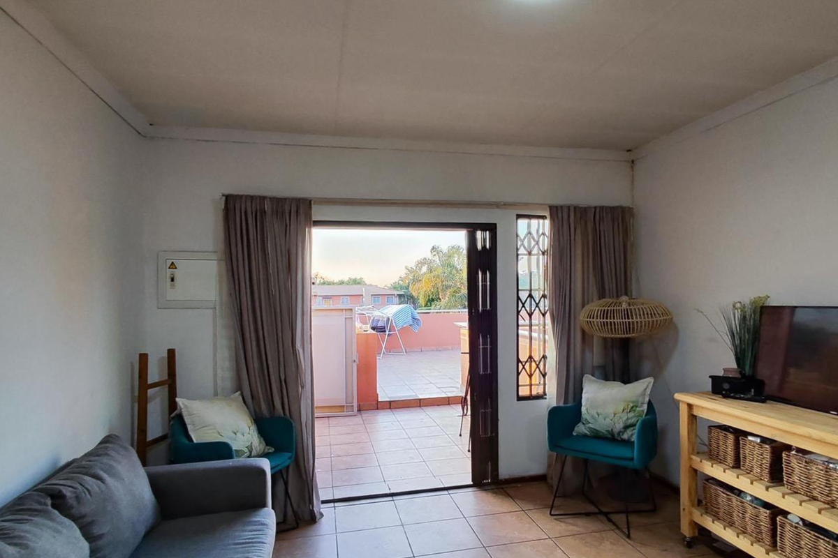 Modern 3 Bedroom Townhouse with Exceptional Entertainment Space in Glen Marais - Photo 3