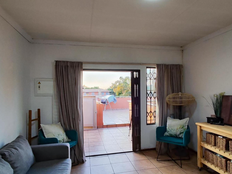 Modern 3 Bedroom Townhouse with Exceptional Entertainment Space in Glen Marais - Photo 3