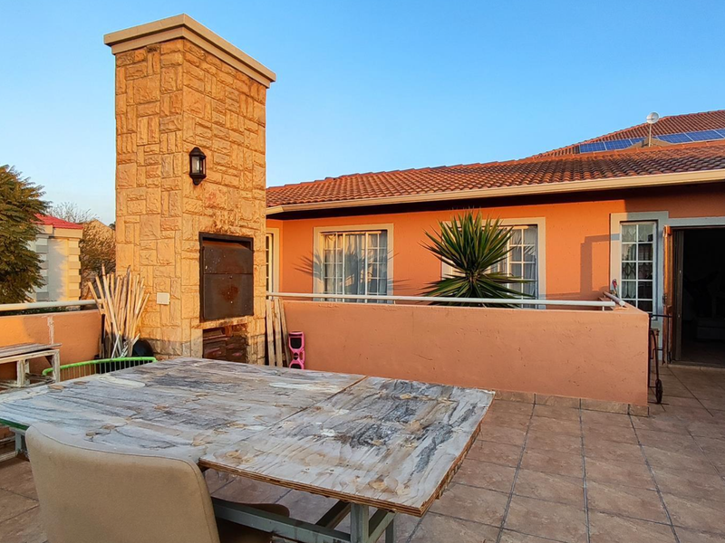 Modern 3 Bedroom Townhouse with Exceptional Entertainment Space in Glen Marais - Photo 1