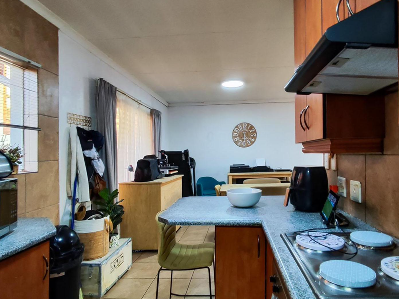 Modern 3 Bedroom Townhouse with Exceptional Entertainment Space in Glen Marais - Photo 6