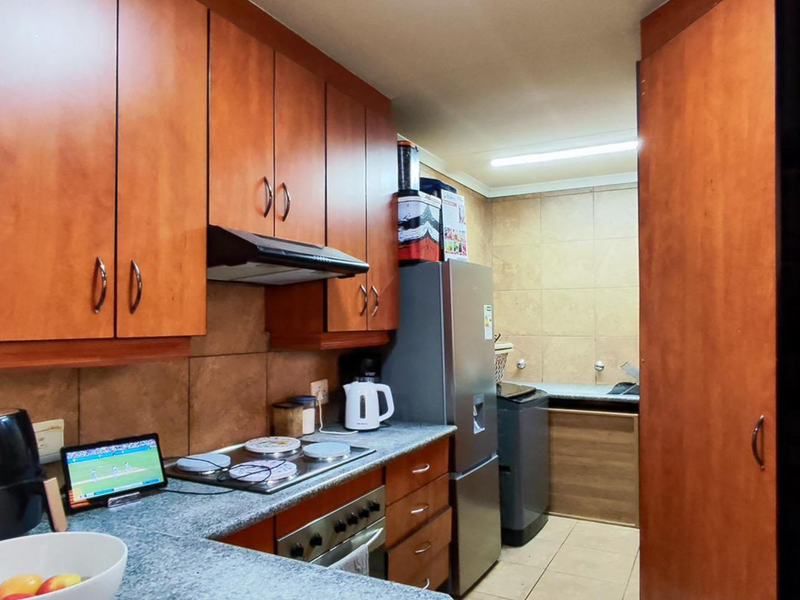 Modern 3 Bedroom Townhouse with Exceptional Entertainment Space in Glen Marais - Photo 7