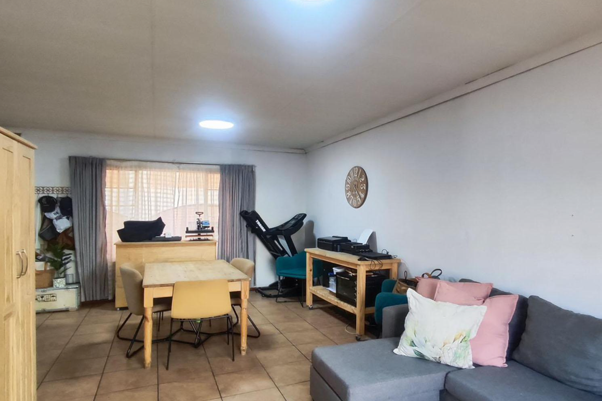 Modern 3 Bedroom Townhouse with Exceptional Entertainment Space in Glen Marais - Photo 4