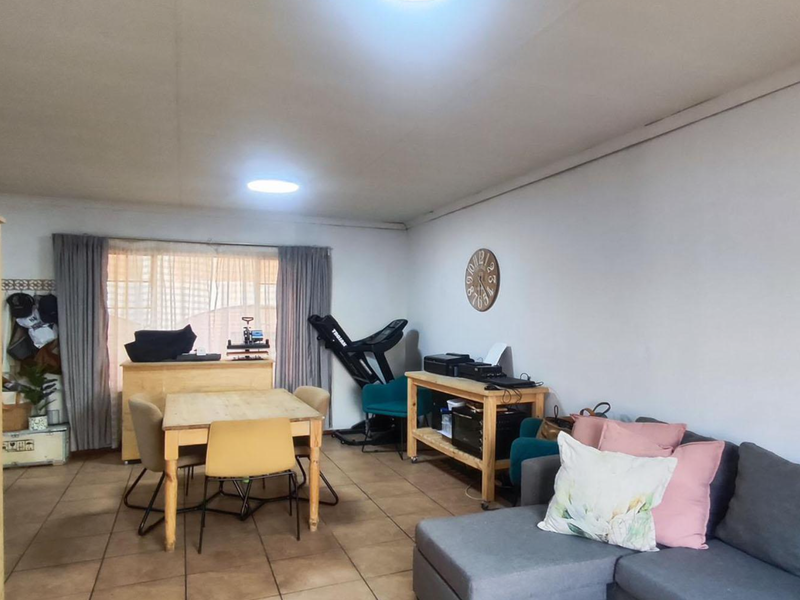 Modern 3 Bedroom Townhouse with Exceptional Entertainment Space in Glen Marais - Photo 4