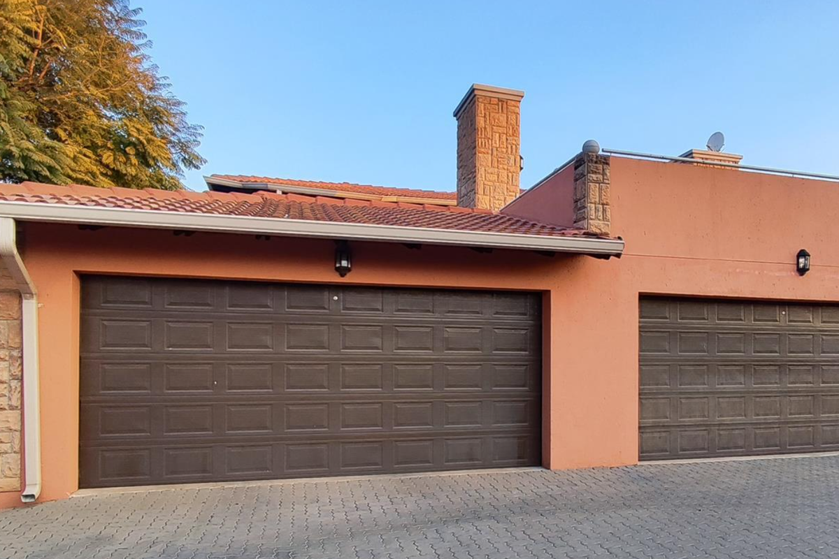 Modern 3 Bedroom Townhouse with Exceptional Entertainment Space in Glen Marais - Photo 2