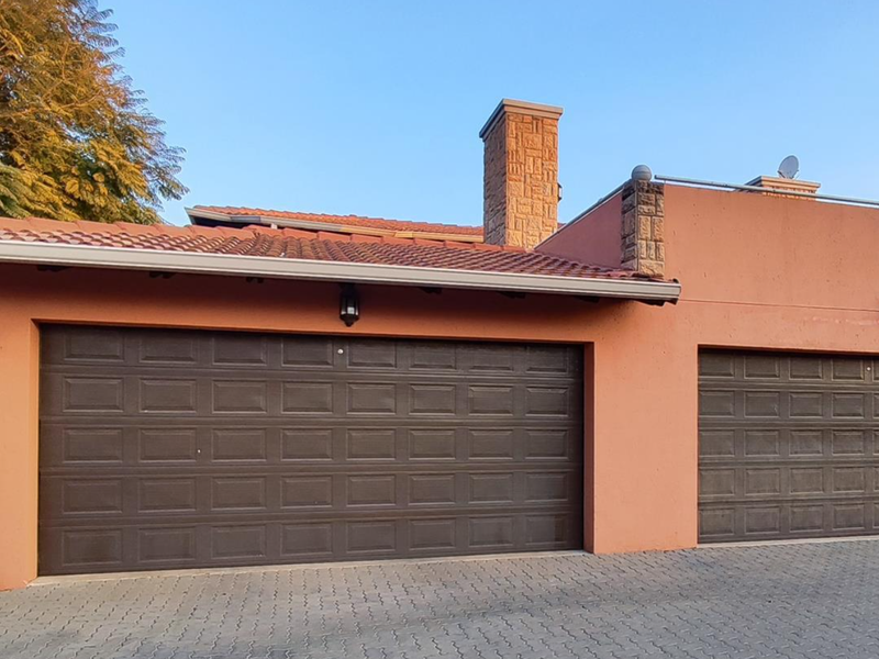 Modern 3 Bedroom Townhouse with Exceptional Entertainment Space in Glen Marais - Photo 2