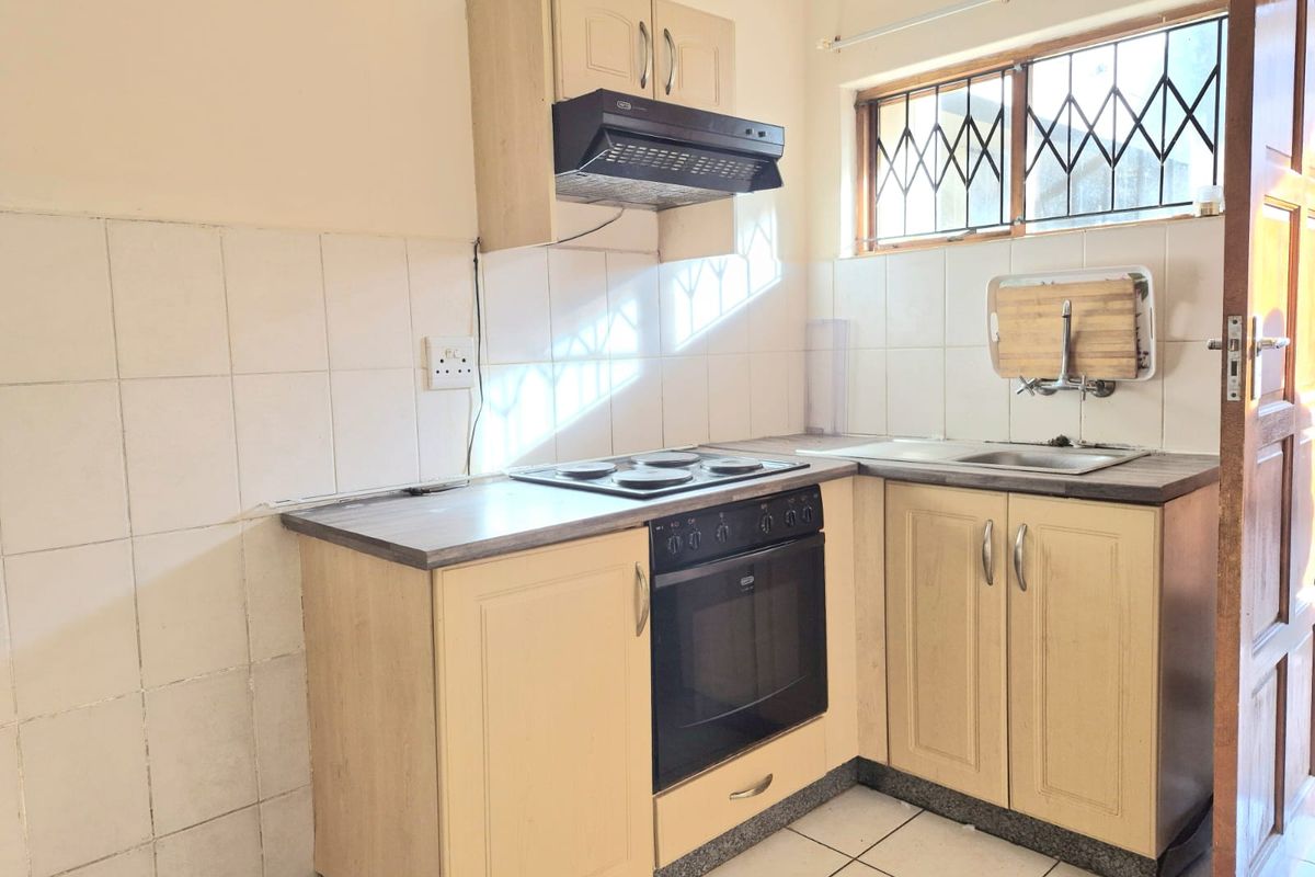 Modern and well-maintained two-bedroom flat available to rent in a secure and sought-after complex. - Photo 3