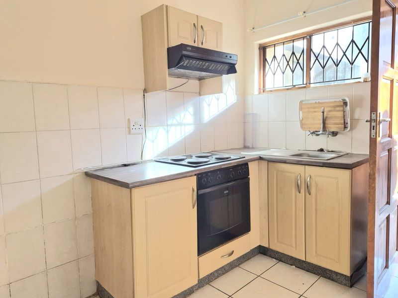 Modern and well-maintained two-bedroom flat available to rent in a secure and sought-after complex. - Photo 3