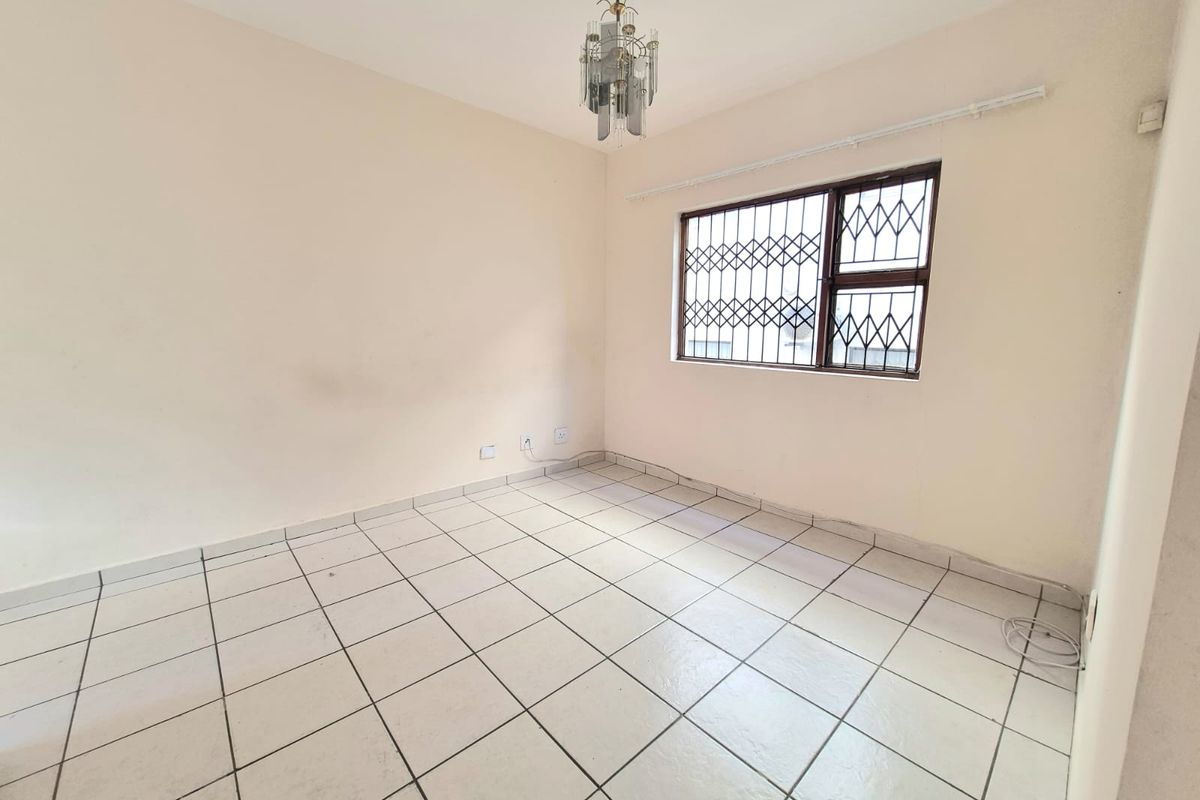 Modern and well-maintained two-bedroom flat available to rent in a secure and sought-after complex. - Photo 5