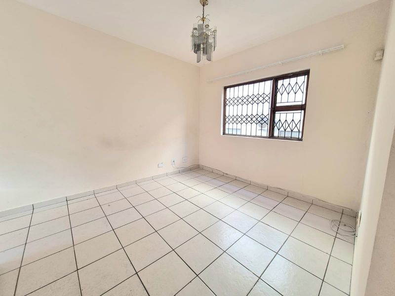 Modern and well-maintained two-bedroom flat available to rent in a secure and sought-after complex. - Photo 5