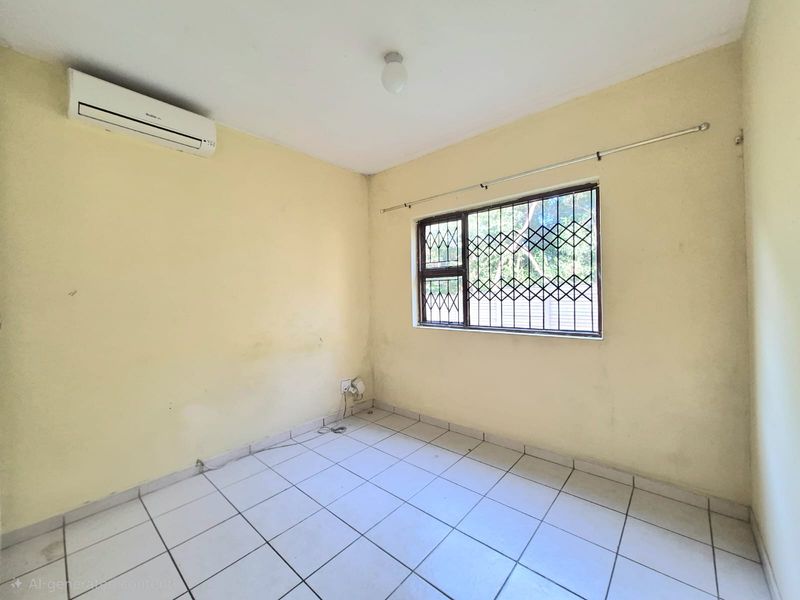 Modern and well-maintained two-bedroom flat available to rent in a secure and sought-after complex. - Photo 9