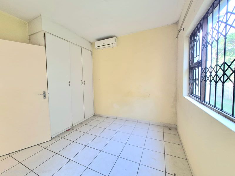 Modern and well-maintained two-bedroom flat available to rent in a secure and sought-after complex. - Photo 8