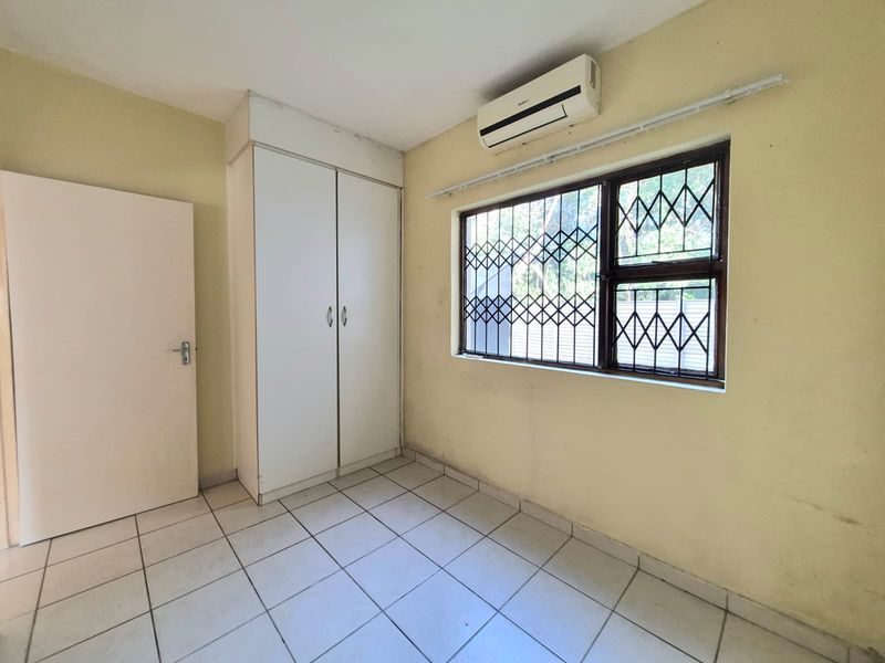 Modern and well-maintained two-bedroom flat available to rent in a secure and sought-after complex. - Photo 6