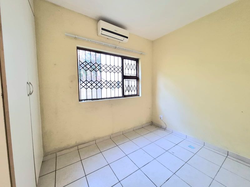 Modern and well-maintained two-bedroom flat available to rent in a secure and sought-after complex. - Photo 7