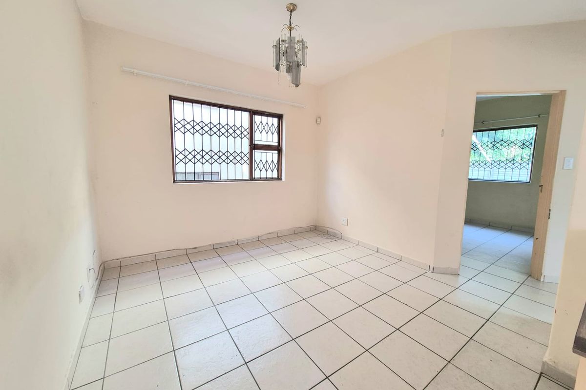 Modern and well-maintained two-bedroom flat available to rent in a secure and sought-after complex. - Photo 4