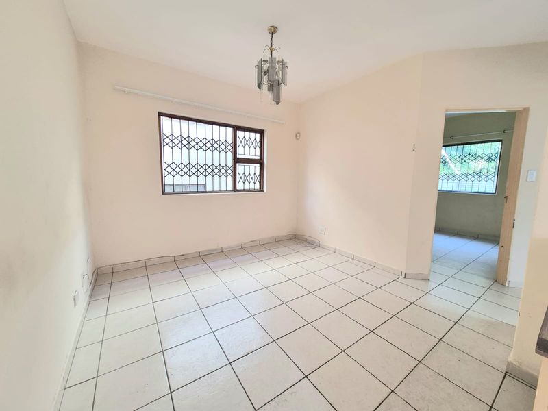 Modern and well-maintained two-bedroom flat available to rent in a secure and sought-after complex. - Photo 4