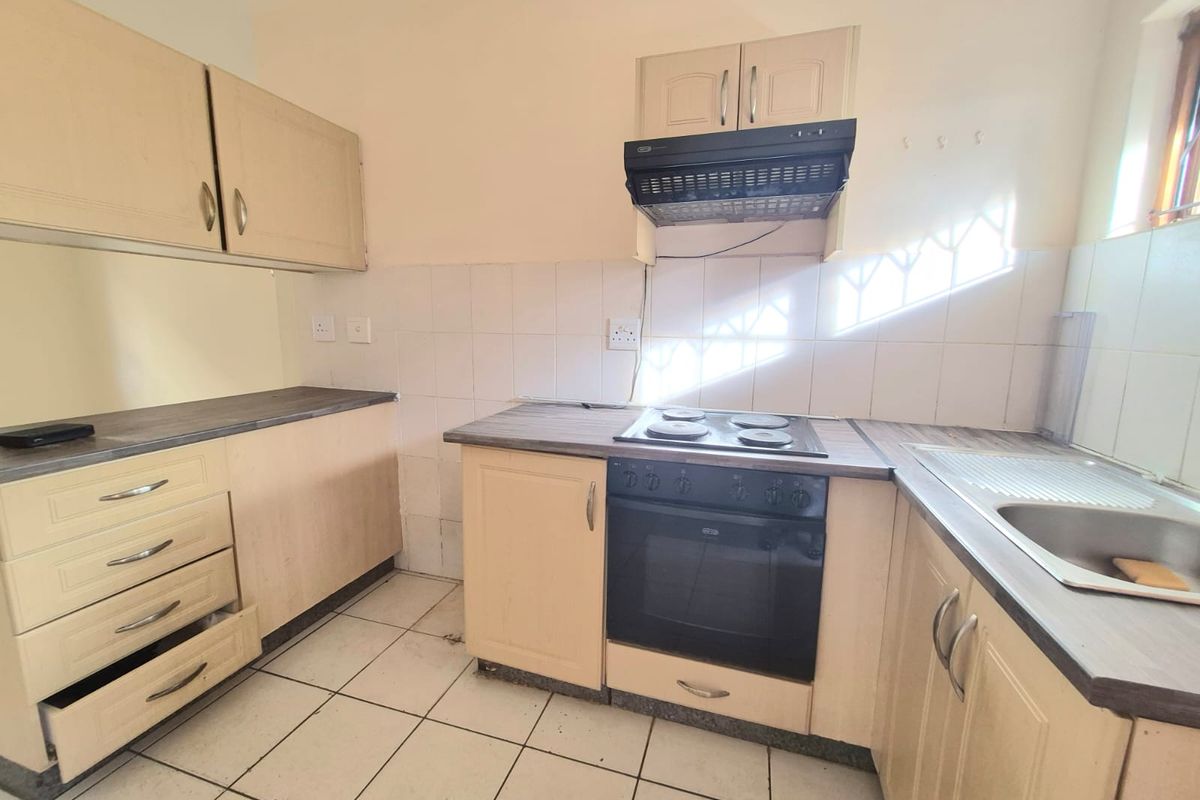 Modern and well-maintained two-bedroom flat available to rent in a secure and sought-after complex. - Photo 2