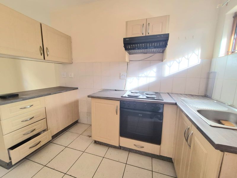 Modern and well-maintained two-bedroom flat available to rent in a secure and sought-after complex. - Photo 2