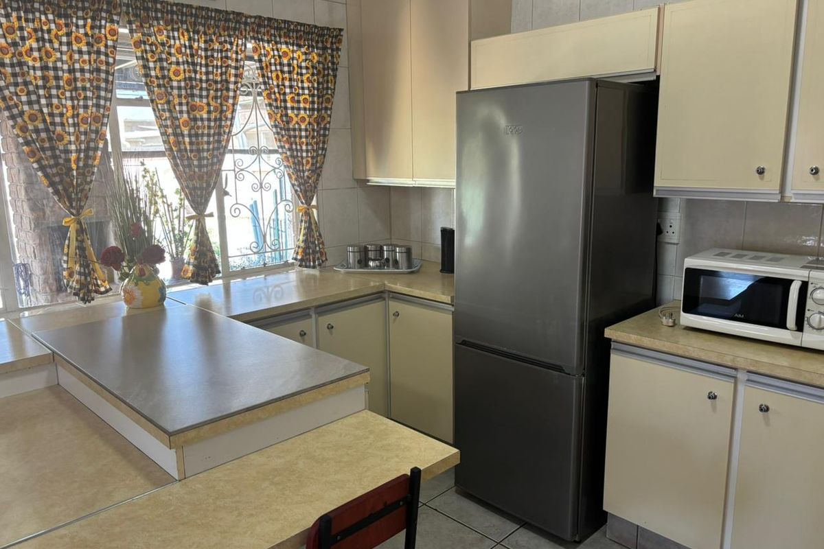 Spacious family home with flatlet, entertainment areas, and endless potential. - Photo 5
