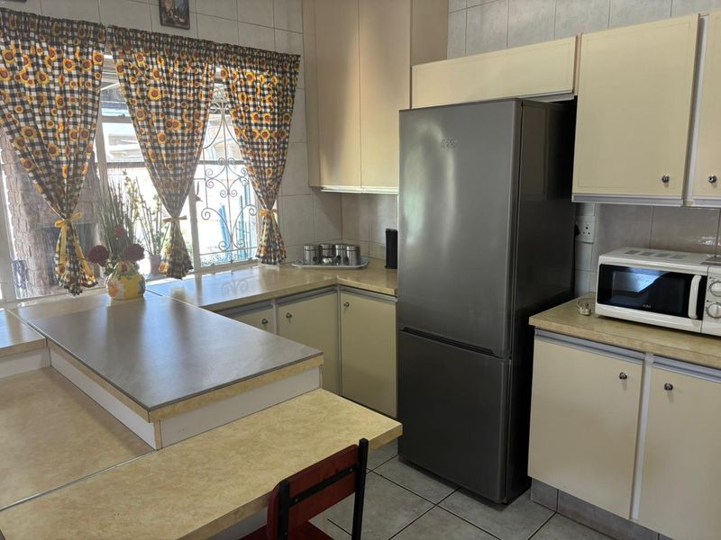 Spacious family home with flatlet, entertainment areas, and endless potential. - Photo 5