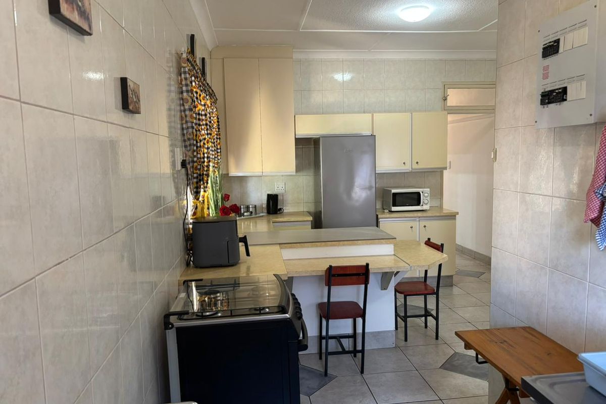 Spacious family home with flatlet, entertainment areas, and endless potential. - Photo 4