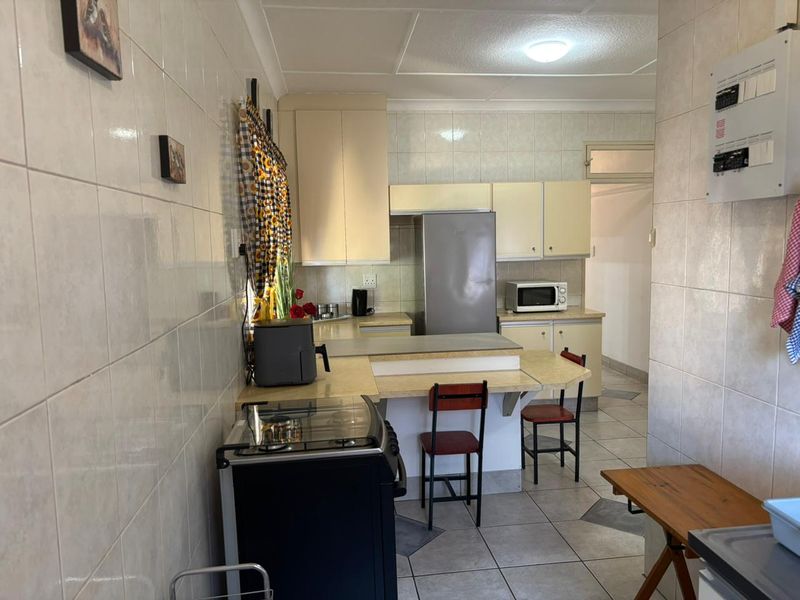Spacious family home with flatlet, entertainment areas, and endless potential. - Photo 4