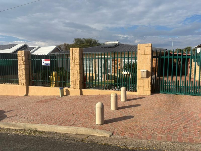 Spacious family home with flatlet, entertainment areas, and endless potential. - Photo 1