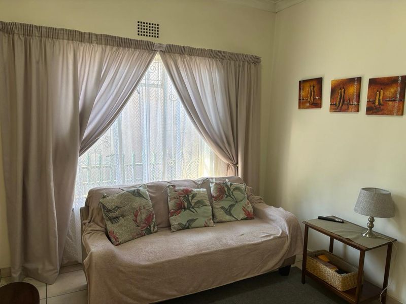 Spacious family home with flatlet, entertainment areas, and endless potential. - Photo 10