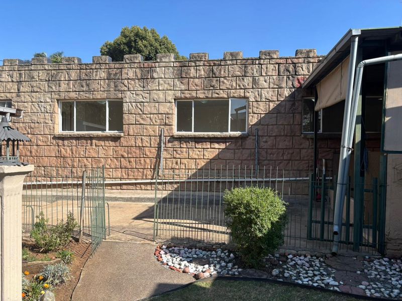 Spacious family home with flatlet, entertainment areas, and endless potential. - Photo 3