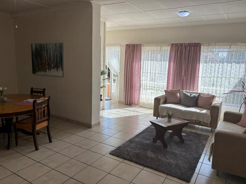 Spacious family home with flatlet, entertainment areas, and endless potential. - Photo 9