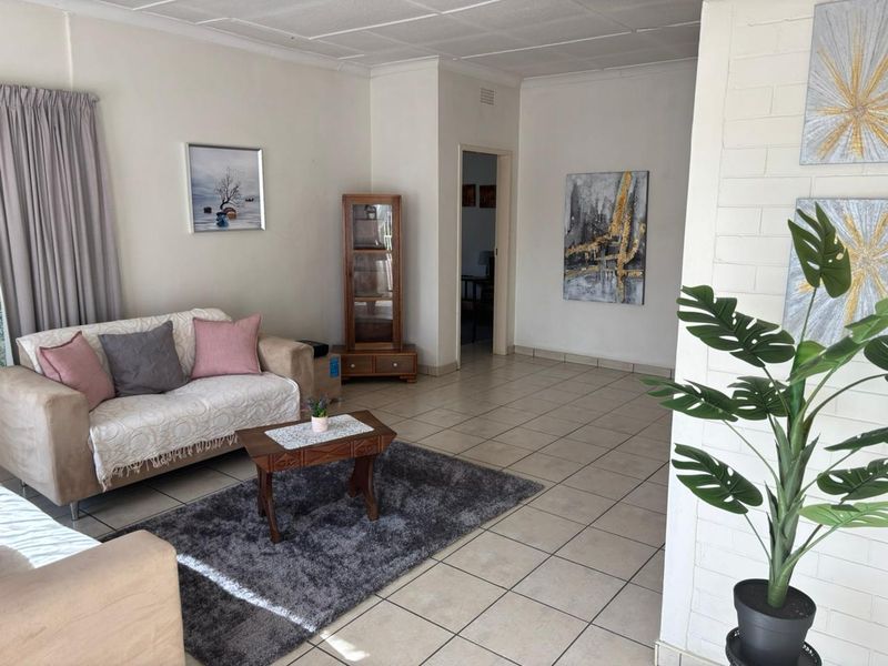 Spacious family home with flatlet, entertainment areas, and endless potential. - Photo 7