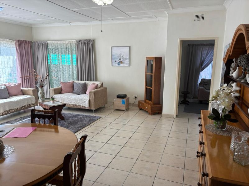 Spacious family home with flatlet, entertainment areas, and endless potential. - Photo 8