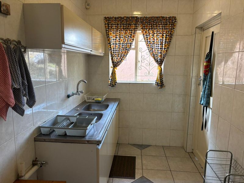 Spacious family home with flatlet, entertainment areas, and endless potential. - Photo 6