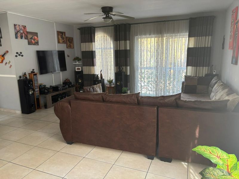 Contemporary home offers a spacious open-plan lounge and dining area - Photo 7