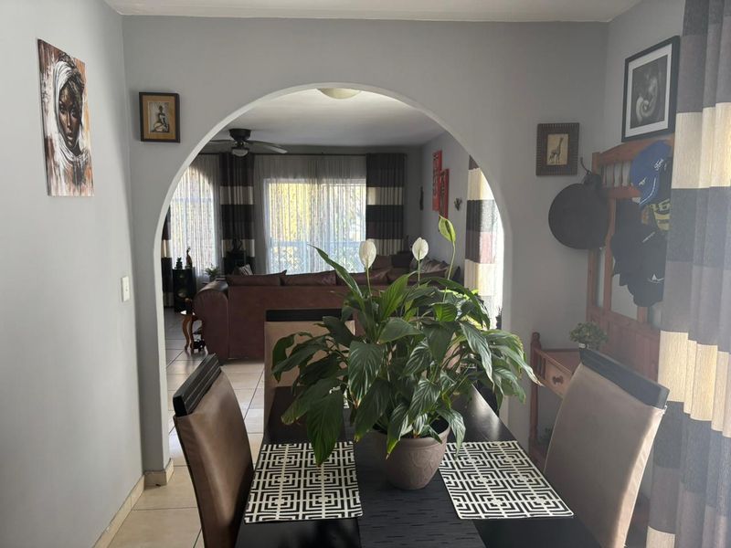 Contemporary home offers a spacious open-plan lounge and dining area - Photo 9