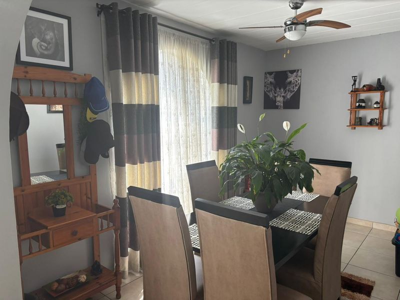 Contemporary home offers a spacious open-plan lounge and dining area - Photo 10
