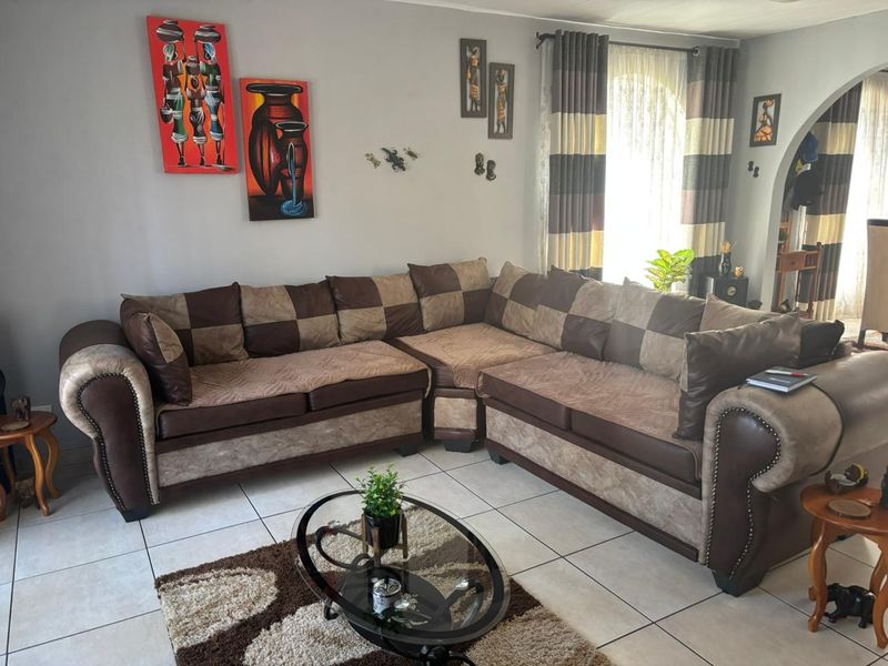 Contemporary home offers a spacious open-plan lounge and dining area - Photo 6