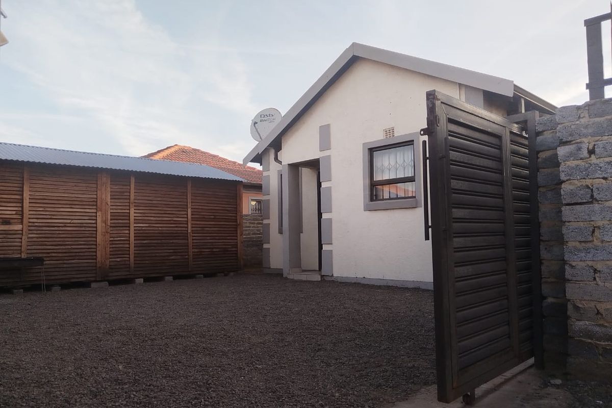 Charming 2-Bedroom House for Sale in Vanderbijlpark CE 3 - Photo 2