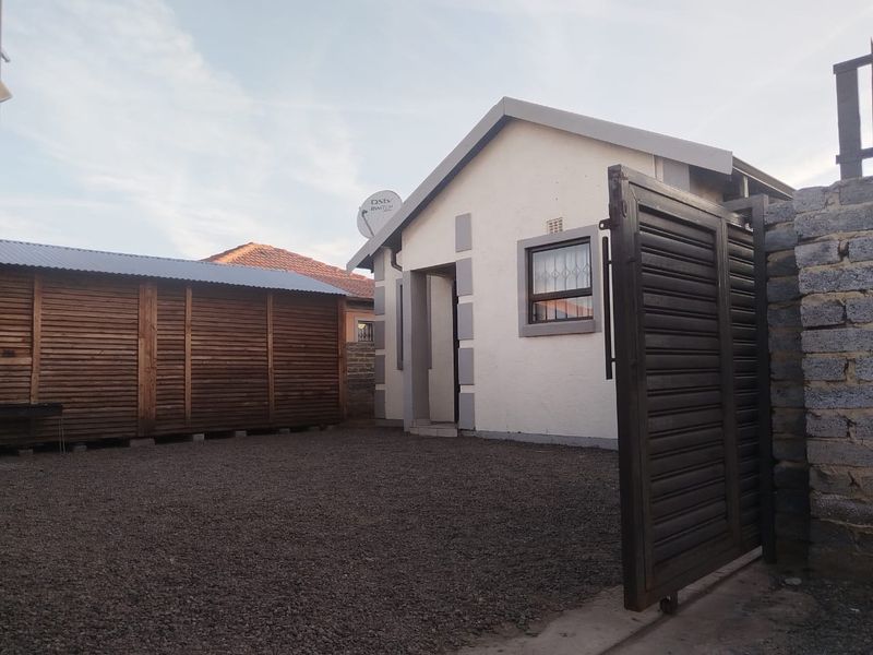 Charming 2-Bedroom House for Sale in Vanderbijlpark CE 3 - Photo 2