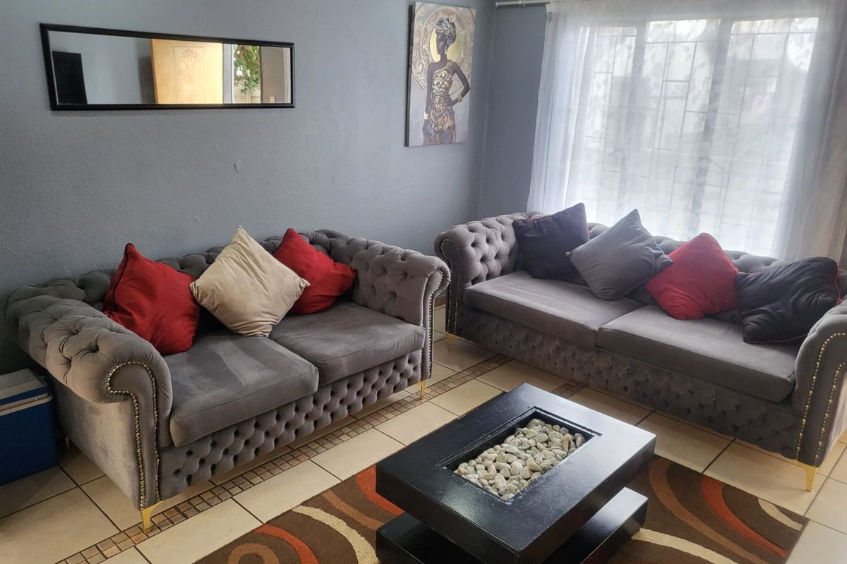 Small starter Family - Experience Comfortable Family Living in a Safe and Beautiful Naturena Home - Photo 5