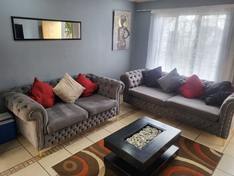 Small starter Family - Experience Comfortable Family Living in a Safe and Beautiful Naturena Home - Photo 5