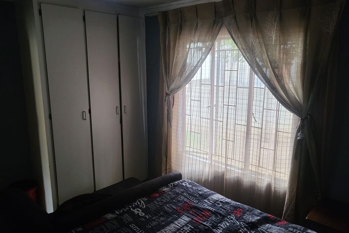 Small starter Family - Experience Comfortable Family Living in a Safe and Beautiful Naturena Home - Photo 3
