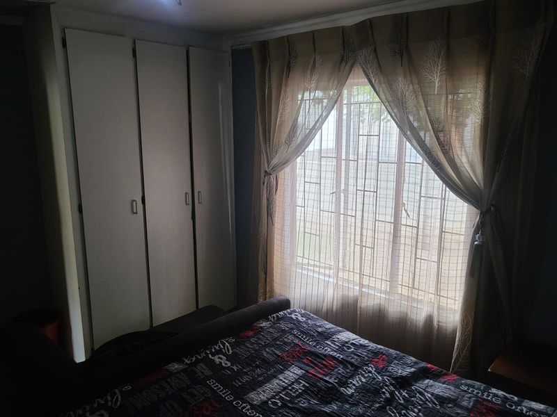 Small starter Family - Experience Comfortable Family Living in a Safe and Beautiful Naturena Home - Photo 3